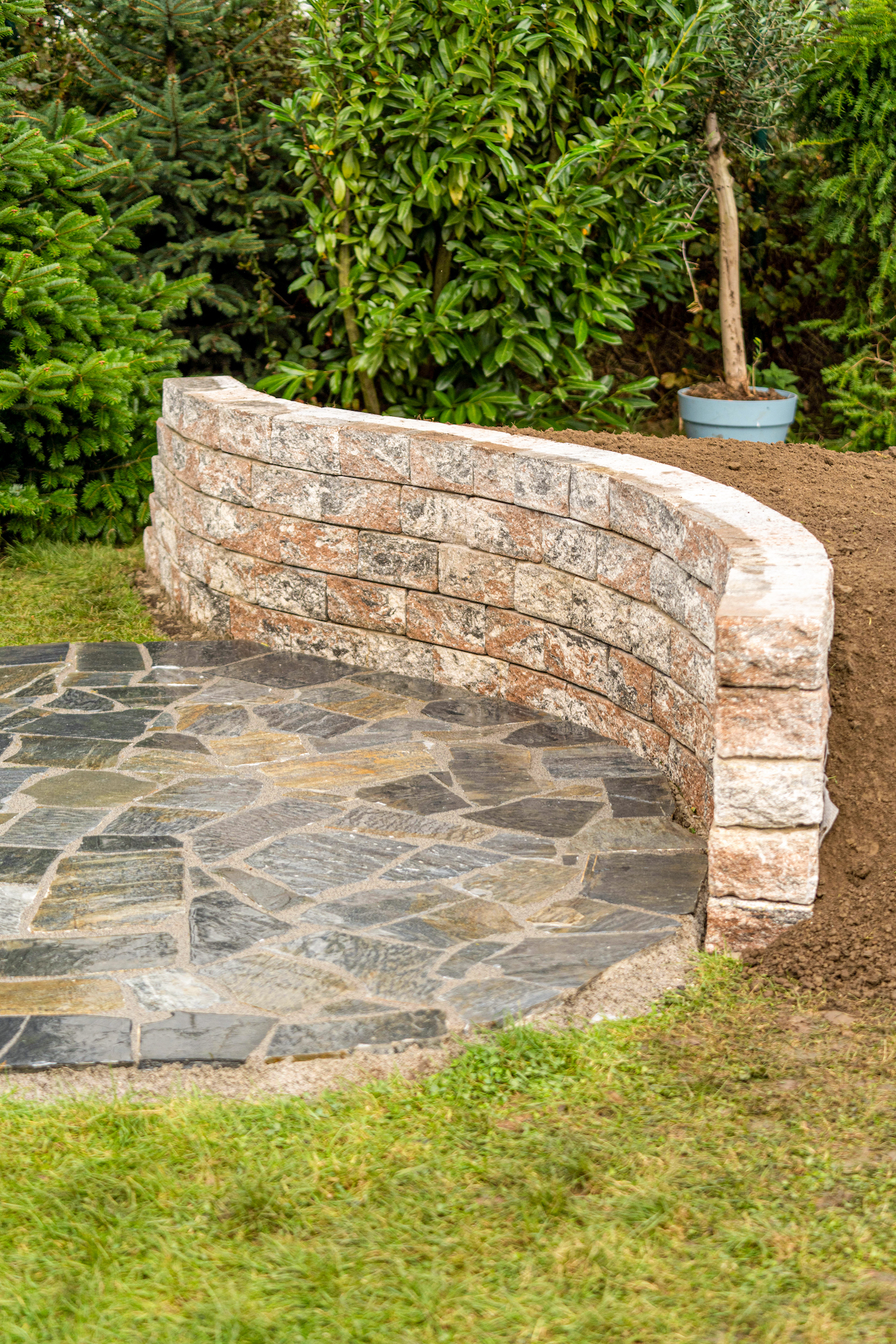 Kerti fal építése falazókőből és habarcsból