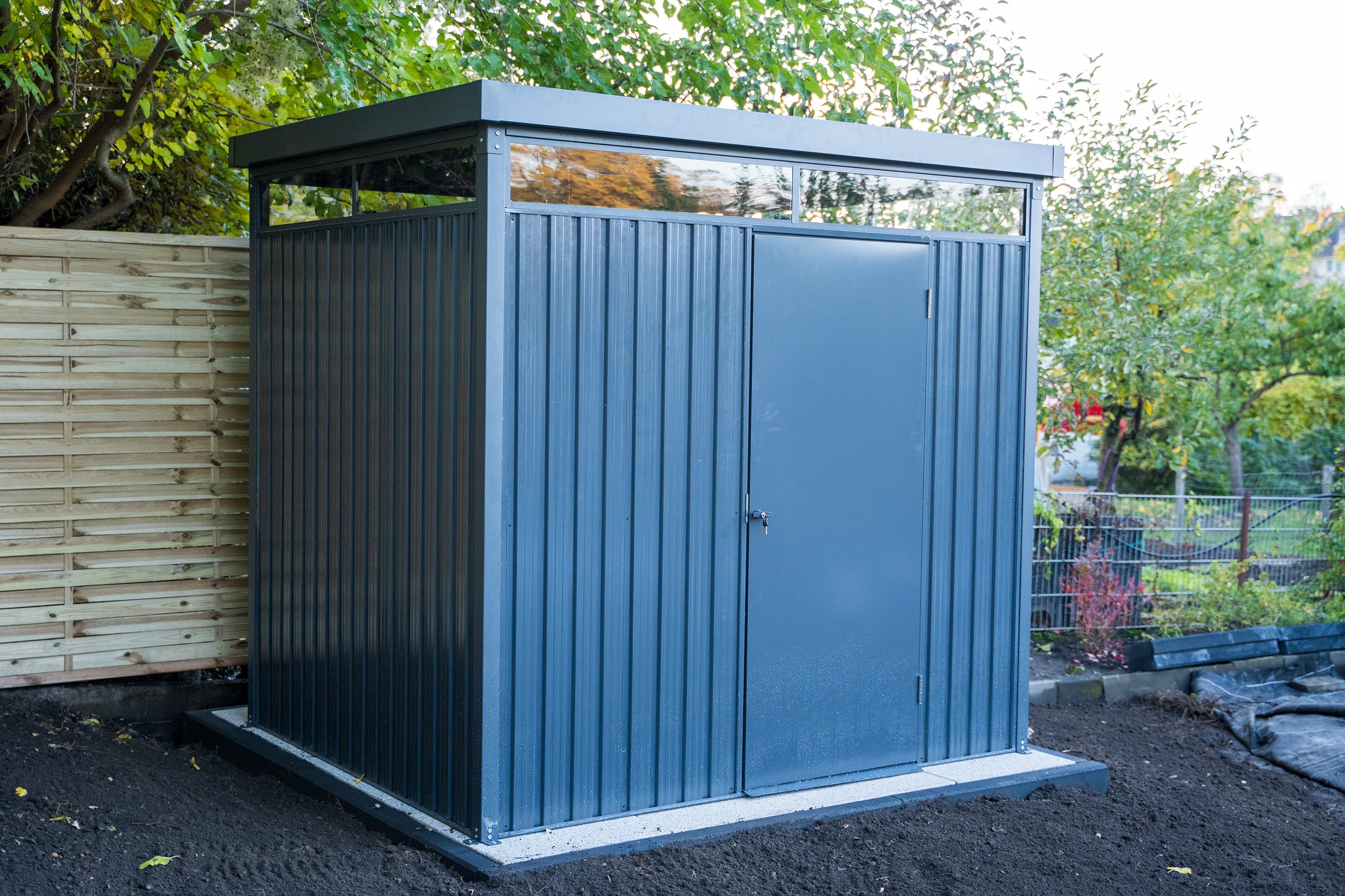 Fém szerszámosház felállítása